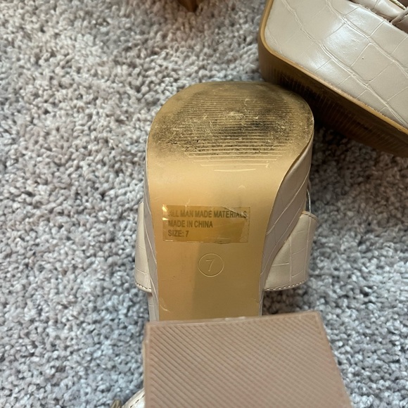 Elegant Cream Platform Sandals - Size 7 - Picture 3 of 4